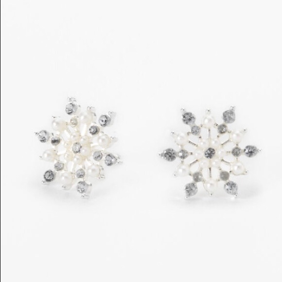3/$15  Claire’s Snowflake Studs - Picture 1 of 3